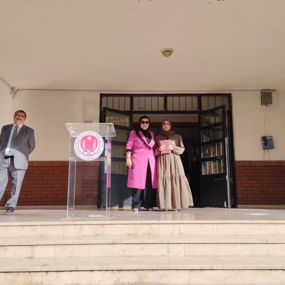 2023-2024 eğitim-öğretim yılı açılışında Okul Müdürümüz Pınar Bakır tüm öğrencilerimize sağlık, mutluluk ve başarı dileklerinde bulundu. Ayrıca mezun bir öğrencimiz törende konuşma yaptı. Okul Müdürümüzün mezun öğrencimize de bir hediyesi oldu. <a href="/sultangazimem1/">Sultangazi İlçe Millî Eğitim Müdürlüğü</a>  <a href="/BAKIRPINAR/">Pınar</a>