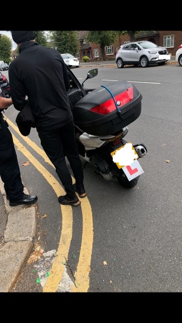 MPSHighBarnet's tweet photo. If you are a delivery driver you are not exempt from The Highway Codes. Whilst on patrols our officers came across a RTC, Record showed the rider doesn't have valid insurance and also have no driving license.
He's walking home now.
❌#Bikeseized
❌#9pointsawarded
❌ #heftyfine https://t.co/BMvrrGhQmR