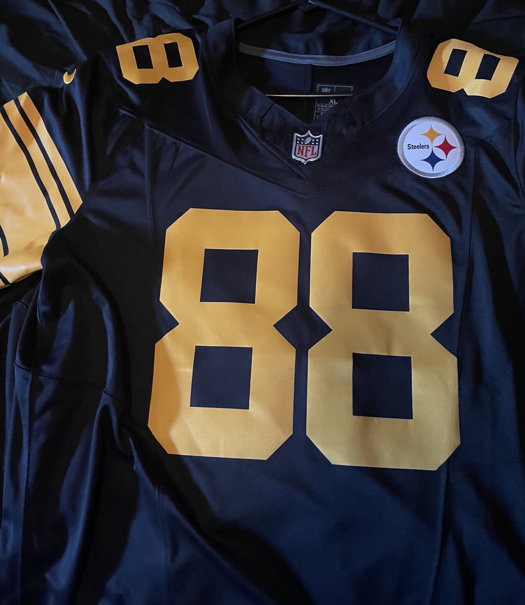 AroundThe412's tweet photo. The vibes are low. Let’s pick ‘em up a little bit. Win, lose or draw, we will give this Pat Freiermuth jersey (Size is Men’s XL) away to one random person who retweets this tweet and is following us next Monday following Steelers-Browns 

Good luck! #HereWeGo https://t.co/UgNOBpx5iP