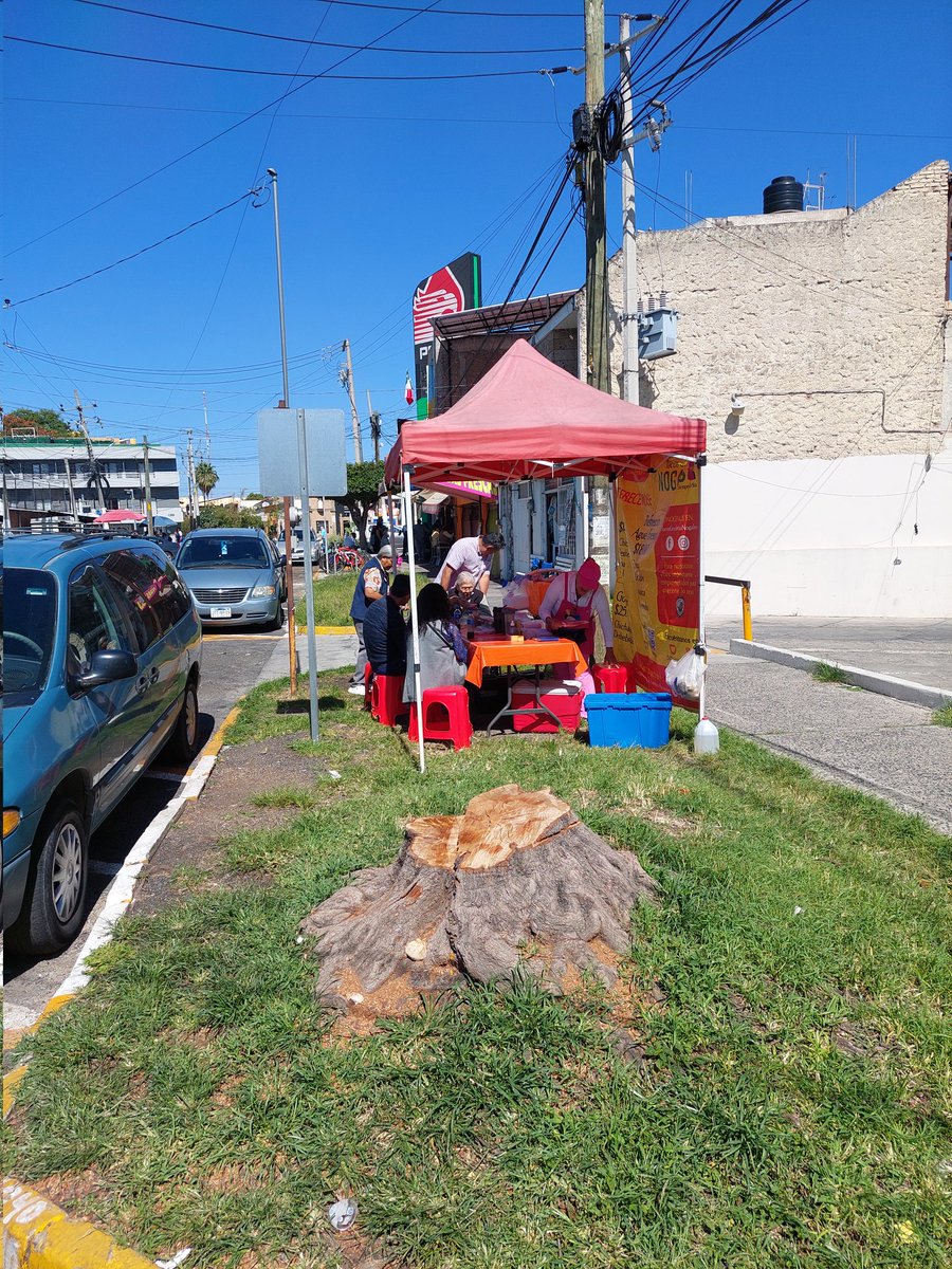 KY_Nonsense's tweet photo. @InspZapopan  @ZapopanGob
Ya todo un tianguis el cruce de las calles Javier Mina entre Av. AMERICAS Y santa Rita. Cada quien pone sus puestos donde quieren. Será  qué habrá mordidita de por medio?? Porque Inspección y vigilancia ni sus luces https://t.co/9gTLzNFjuX