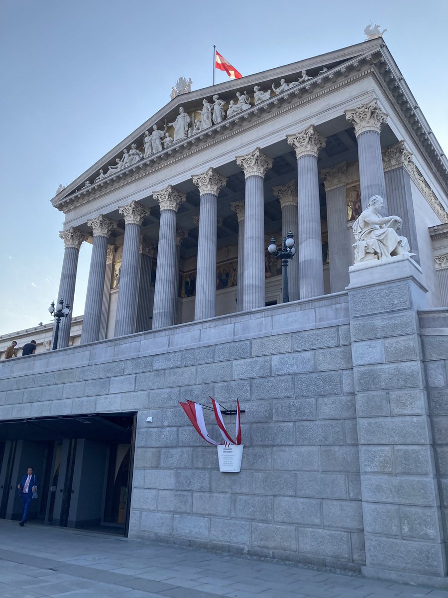 Heute durfte ich im österreichischen Parlament zwei (interaktive) Vorträge zu Rüstungskontrolle und nuklearer Abrüstung halten. Danke an <a href="/SennMartin/">Martin Senn</a> für die Einladung und den Teilnehmenden für das große Interesse und die  lebendige Diskussion! <a href="/fopolab/">Foreign Policy Lab - Univ. of Innsbruck</a> <a href="/OeParl/">Parlament Österreich</a>