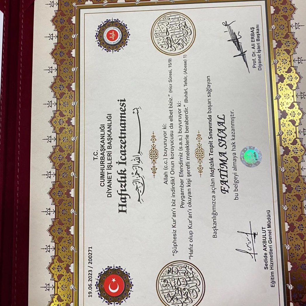 Diyanet İşleri Başkanlığının düzenlemiş olduğu icazet sınavını geçen öğrencimiz Fatıma Shaal hafızlık belgesini almıştır. Okul Müdürümüz Pınar BAKIR kendisine kitap hediye etti. Bu başarıda emeği geçen hocalarımıza teşekkür ederiz. <a href="/sultangazimem1/">Sultangazi İlçe Millî Eğitim Müdürlüğü</a> <a href="/BAKIRPINAR/">Pınar</a>