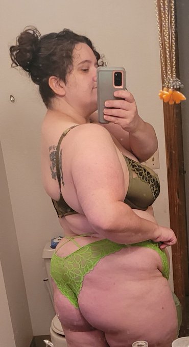 I'm sorry but what gave me the right to look so scrumptious 😋 excuse the mirror tbh I was too focused<a href="/tag/mondaymotivation"class="tags"><span>#mondaymotivation</span></a>