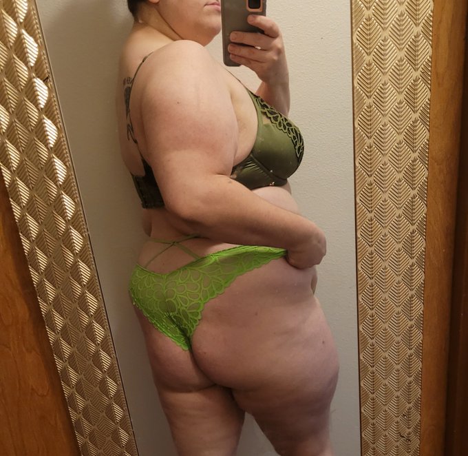 Sometimes, you just have to take time to admire your ass in the morning. Idk about yall but talk about<a href="/tag/mondaymotivation"class="tags"><span>#mondaymotivation</span></a>