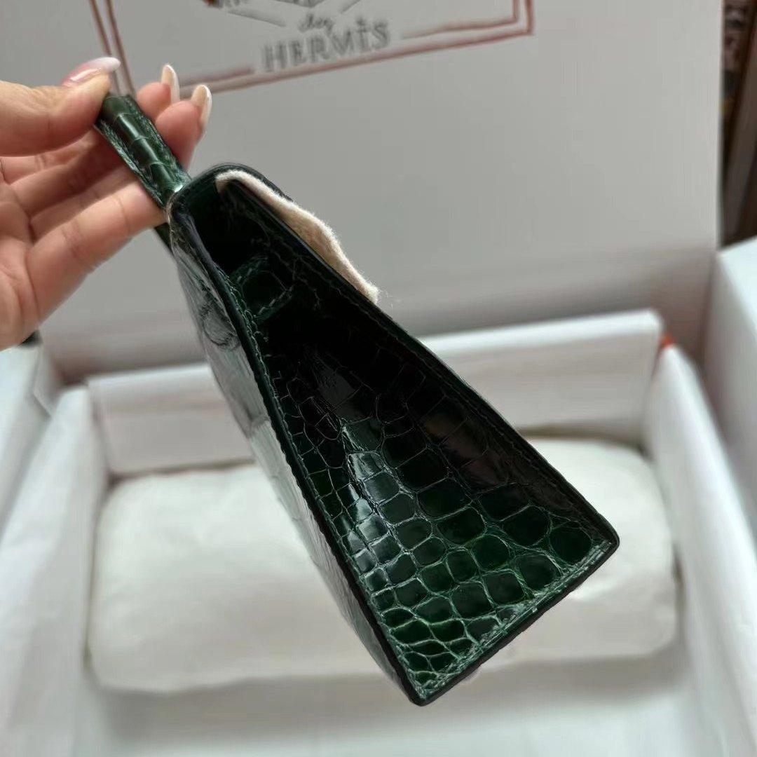 Exotic_Lin's tweet photo. Beautiful in stock!!
Mini kelly2 19cm 2nd
Generation American Crocodile Alligator #square
#Glossy Shinny #Emerald
The most classic crocodile green color, no matter the age. https://t.co/tFeZfLmoOv