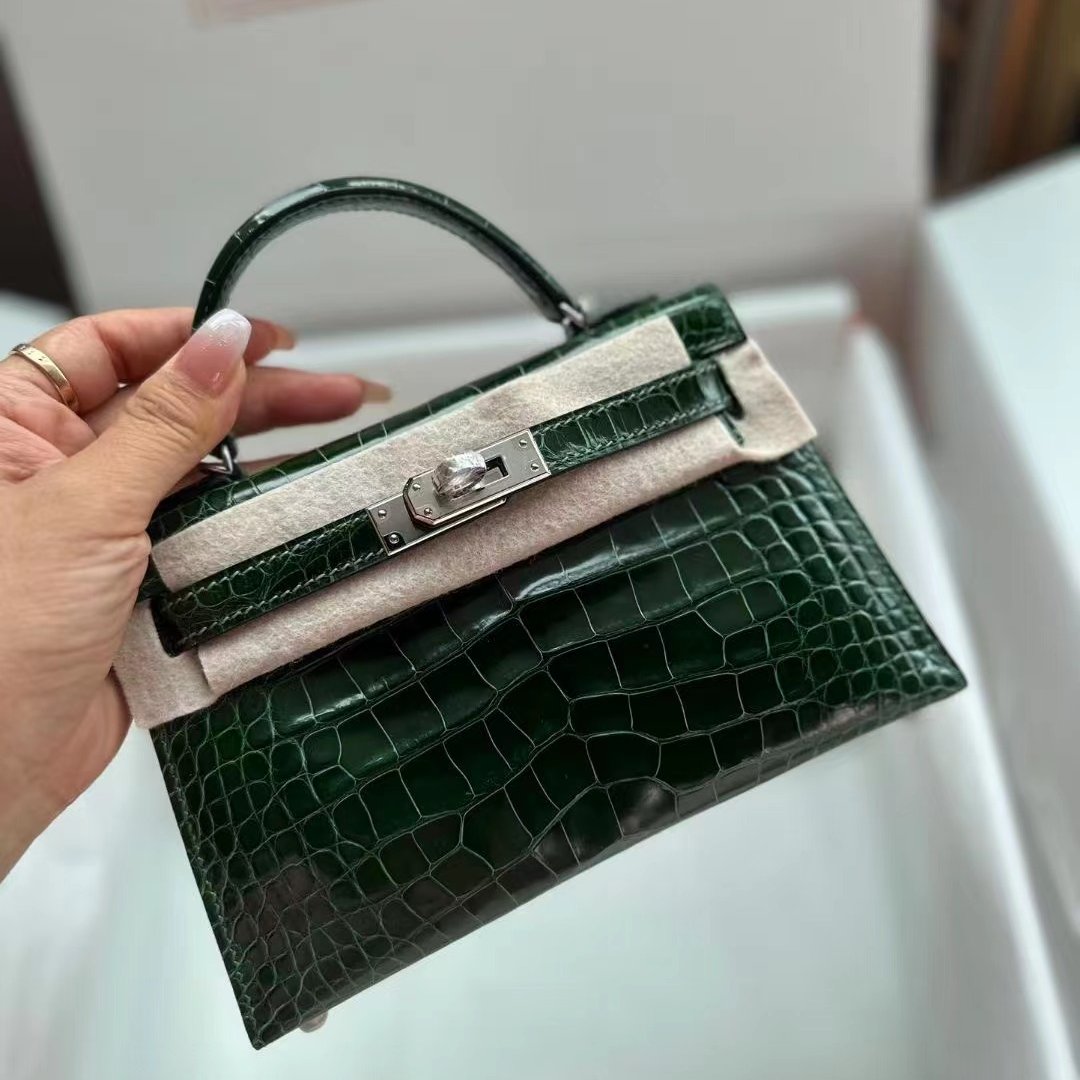 Exotic_Lin's tweet photo. Beautiful in stock!!
Mini kelly2 19cm 2nd
Generation American Crocodile Alligator #square
#Glossy Shinny #Emerald
The most classic crocodile green color, no matter the age. https://t.co/tFeZfLmoOv