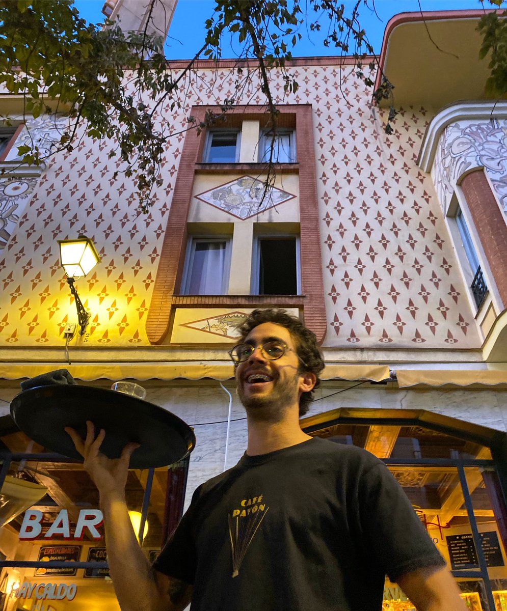 Si, buenas noches, ¿qué le ponemos?🍸 

#CaféPavón #EnElPavón