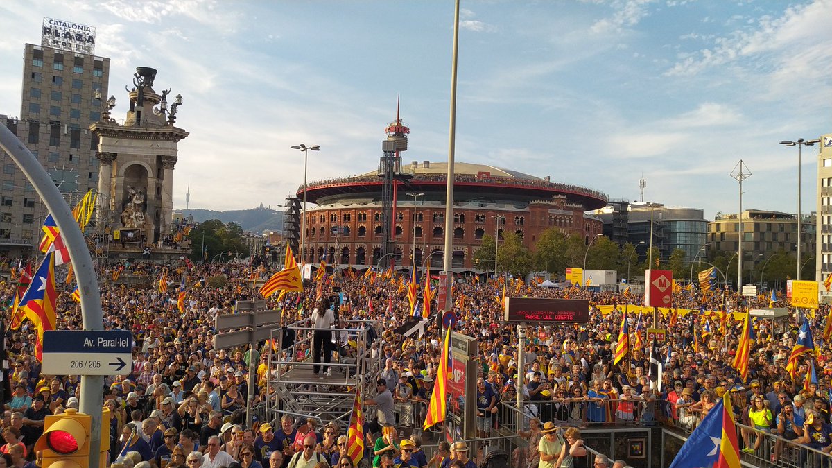 Plaça Espanya a vessar durant l'acte de l'<a href="/assemblea/">Assemblea Nacional Catalana</a>. Molta calor, i persones que comencen a marxar. #inforac1 #DiadaRAC1