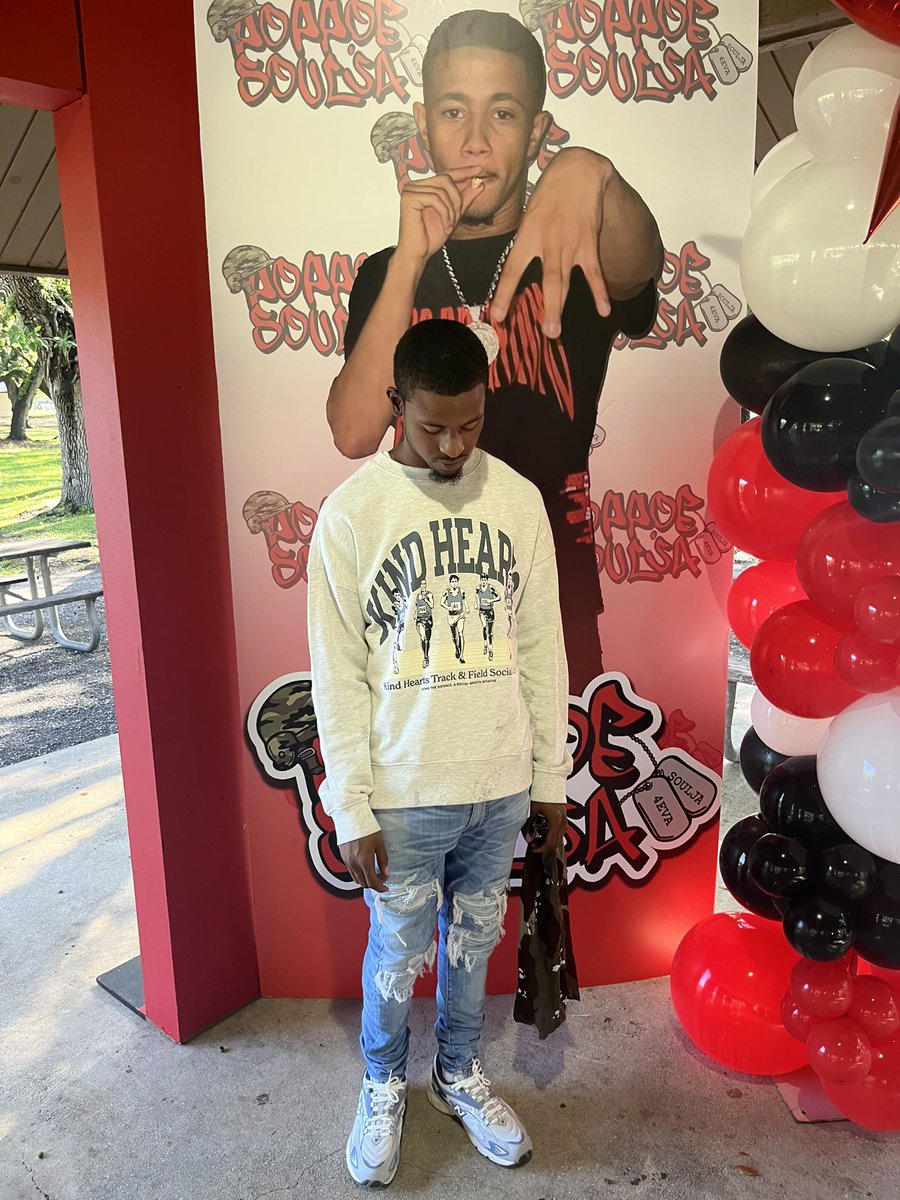 longlivedonk's tweet photo. Nobody care what i got going on i don’t care these my problems so I’m holdin on Mazi sitting with his head on talking through a phone 👎🏾💔❤️🩹 #LLMYBruddas #FreeMyBruddas https://t.co/z045HtTNzf