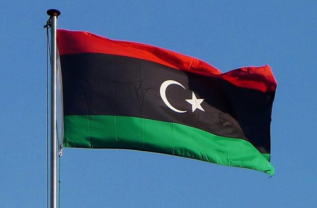 ali_official_7's tweet photo. سنبقى شامخين كشموخ نخيلنا و ظلاً لبعضنا كأشجار زيتوننا نحن لا نتسول ولا نتوسل نحن نعطي ونعطي ونعطي بسخاء ورخاء ولا نأخذ حتى وإن متنا فالم*وت شرف لنا والعزة بالله ..

شكراً لغربنا و جنوبنا شكراً لإخوتنا الحقيقيين 🇱🇾❤️ https://t.co/VjLTtDI2Q3