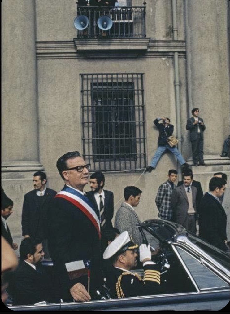 “Para matar al hombre de la paz
para golpear su frente limpia de pesadillas
tuvieron que convertirse en pesadilla
para vencer al hombre de la paz
tuvieron que congregar todos los odios
y además los aviones y los tanques
para batir al hombre de la paz
tuvieron que