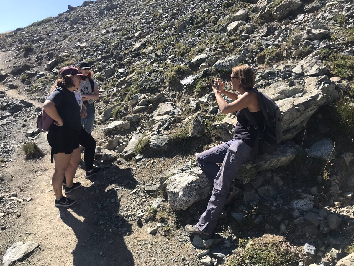 LMSchlenker's tweet image. Une belle journée au col de la botte @Chamrousse1700 avec les @CcstMaster à observer serpentinite, fulgurite et impacts de foudre avec les chercheurs  @ISTerre_fr @OSUG_fr #CSTGre