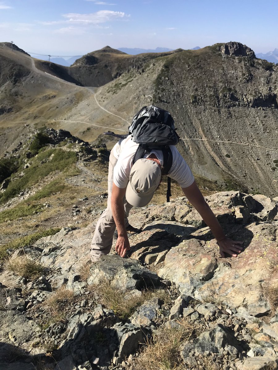 LMSchlenker's tweet image. Une belle journée au col de la botte @Chamrousse1700 avec les @CcstMaster à observer serpentinite, fulgurite et impacts de foudre avec les chercheurs  @ISTerre_fr @OSUG_fr #CSTGre