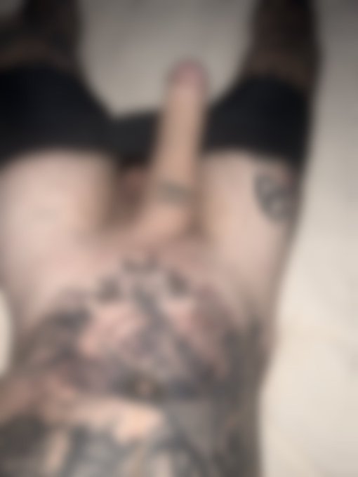 Who&rsquo;s tryna see my new tattoo? It&rsquo;s on my FREE onlyfans  https://t.co/f77wKbezjm https://t.co/j8AzYD