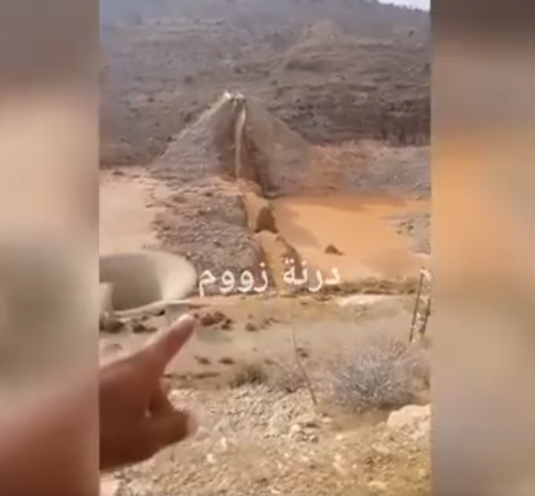 asalmendez's tweet photo. La tragedia se ha cernido sobre la ciudad #libia 🇱🇾 de #Derna, donde la presa del Valle-Uadi de Derna se ha desplomado esta noche a causa de las fuertes lluvias originadas por el ciclón tropical mediterráneo #Daniel.

Los Uadis son valles o ríos secos que se encuentran generalmente en zonas desérticas o semidesérticas, por los cuales sólo discurre agua en la temporada de lluvias. En este caso, las lluvias extremas de los últimos días llevaron al límite la estructura de la presa, la cual colapsó generando un gigantesco flujo de agua y escombros que arrasó el centro de la ciudad. 

De acuerdo con las autoridades locales, decenas de personas están desaparecidas, y se teme que el número de víctimas aumente las siguientes horas y días. Los equipos de rescate continúan trabajando sin descanso para encontrar a los supervivientes. #درنة
