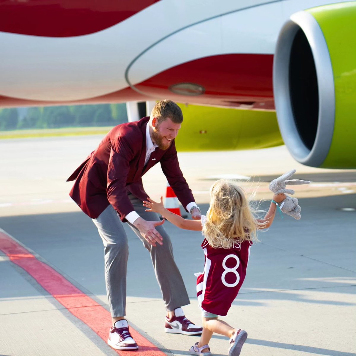 FIBAWC's tweet photo. Latvia's heros return to Riga ❤️🇱🇻
📸 @airBaltic

#FIBAWC x #WinForLatvia https://t.co/3Ret6PxRa7