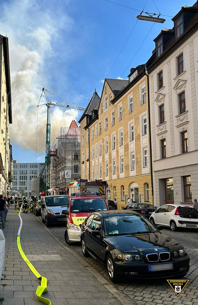 BFMuenchen's tweet photo. Ein Dachstuhlbrand in Neuhausen hat die #FeuerwehrMuenchen mehrere Stunden beschäftigt - zur Stunde dauert der Einsatz noch an. Der ganze Bericht:
https://t.co/VD9vT5QaXw
#wirfuerMuenchen https://t.co/pgFKoH0uVD