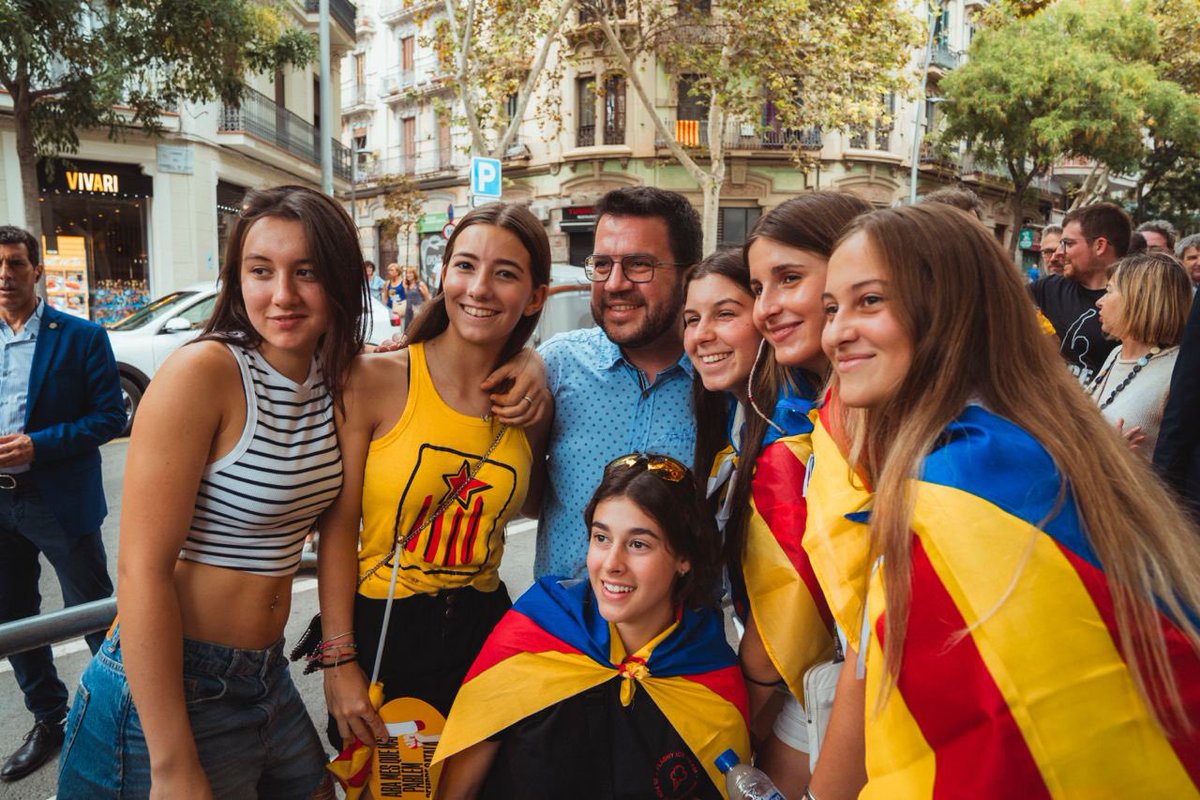 ✊🏻 La força de la ciutadania és imparable! Avui hem tornat a omplir els carrers per la independència de Catalunya.

Caminem plegats per l'amnistia, l'autodeterminació i la llibertat del nostre poble. Volem ser un Estat independent! I ho serem!

Visca Catalunya Lliure!