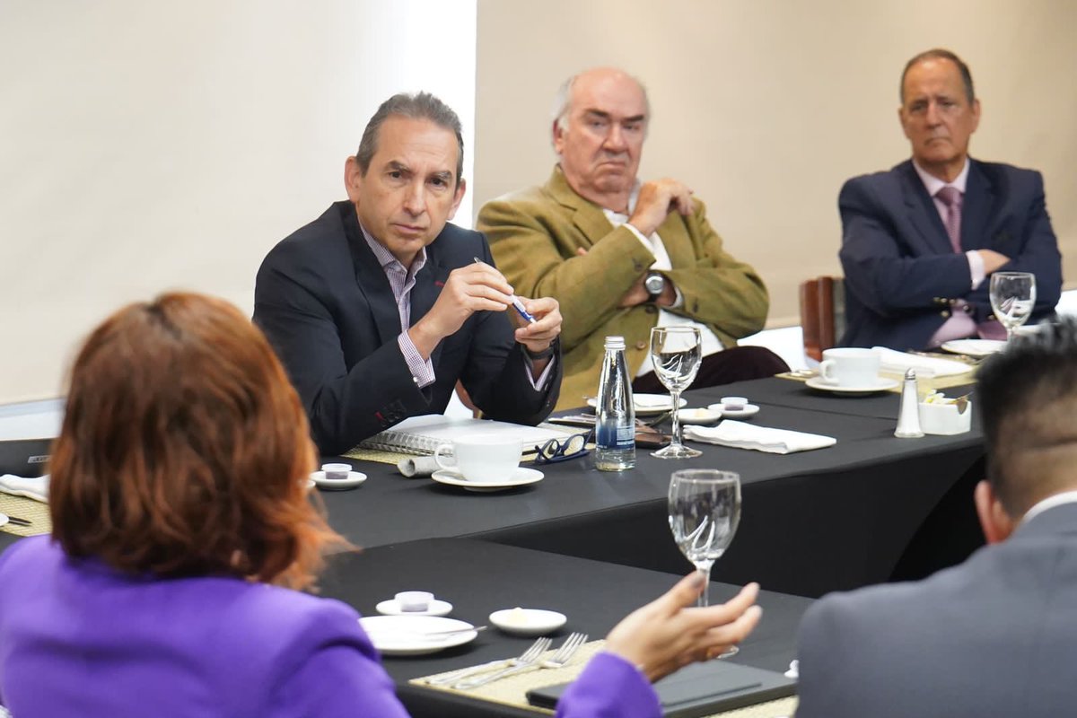 MinAgricultura's tweet photo. #ReformaAgrariaEsConsenso La Ministra @jmojicaflorez se reúne con los ex ministros de Agricultura @RetrespoJCamilo, Luis Guillermo Parra, @AndrsValencia9 y @ZeaNavarro para atender sus observaciones y perspectivas sobre la compra de tierras, los gremios y las asambleas populares. https://t.co/A25eu0Fgrg