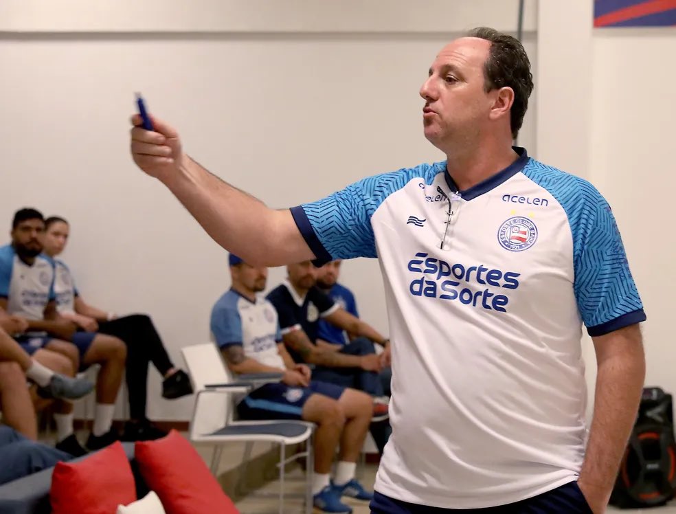 goleada_info's tweet photo. Rogério Ceni, em uma conversa com os jogadores do Bahia:

- Fiquei até três da amanhã trabalhando para tentar olhar um pouco um pouco sobre vocês, quem está voltando de lesão, acompanhando. A coisa mais importante que eu vi foi a vontade que vocês tem de crescer. É uma situação difícil, vaia e tudo, mas quem que pode reverter? Nós, juntos. Vocês dentro de campo. Eu venho aqui para tentar, de coração, ajudar vocês. Venho para criar relacionamentos. Eu vou gritar com vocês, vocês vão me achar chato. Eu tenho vários defeitos. Mas eu quero vencer. Tenho certeza que o principal é vencer.

🗞️ GE
📸 Felipe Oliveira
