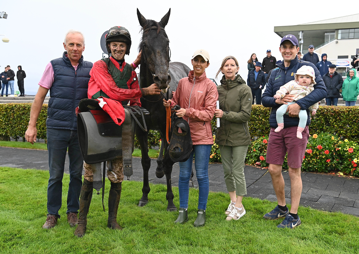 👏ONE FOR THE MEMORY BOOK! 
Tim, David, Niamh &amp; Claire Doyle and Ambrose &amp; Ella McCurtin after Delias Pet won the Galway Handicap Hurdle.
📸Healy Racing Photo