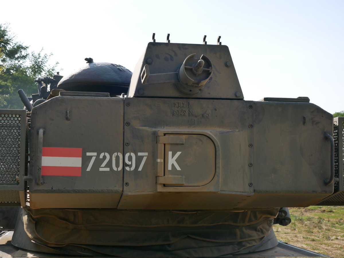 Saebelzahnmoewe's tweet image. Passend zu meinem aktuellen Video über den #Jagdpanzer #Kürassier hier noch ein paar schöne  Bilder aus der biologischen Freilandhaltung im Alpenvorland. Einer der letzten seiner Art mit funktionstüchtigen Rüssel #JagdpanzerKürassier #HKFW #Säbelzahnmöwe
youtu.be/-VOJCe55O2o