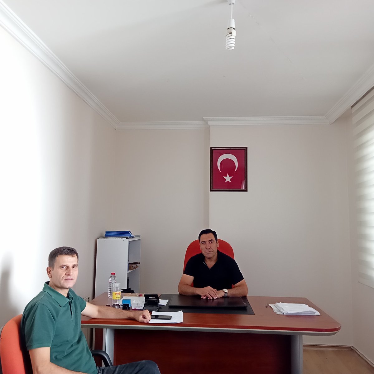 Bölge Gazetesi İmtiyaz Sahibi Bişar Ulutaş, Şube Başkanımız Erhan Uğurlu'yu ziyaret ederek, gündem içi konular üzerinde istişarelerde bulundu. Nazik ziyaretten dolayı kendilerine teşekkür eder, çalışmalarında başarılar dileriz.