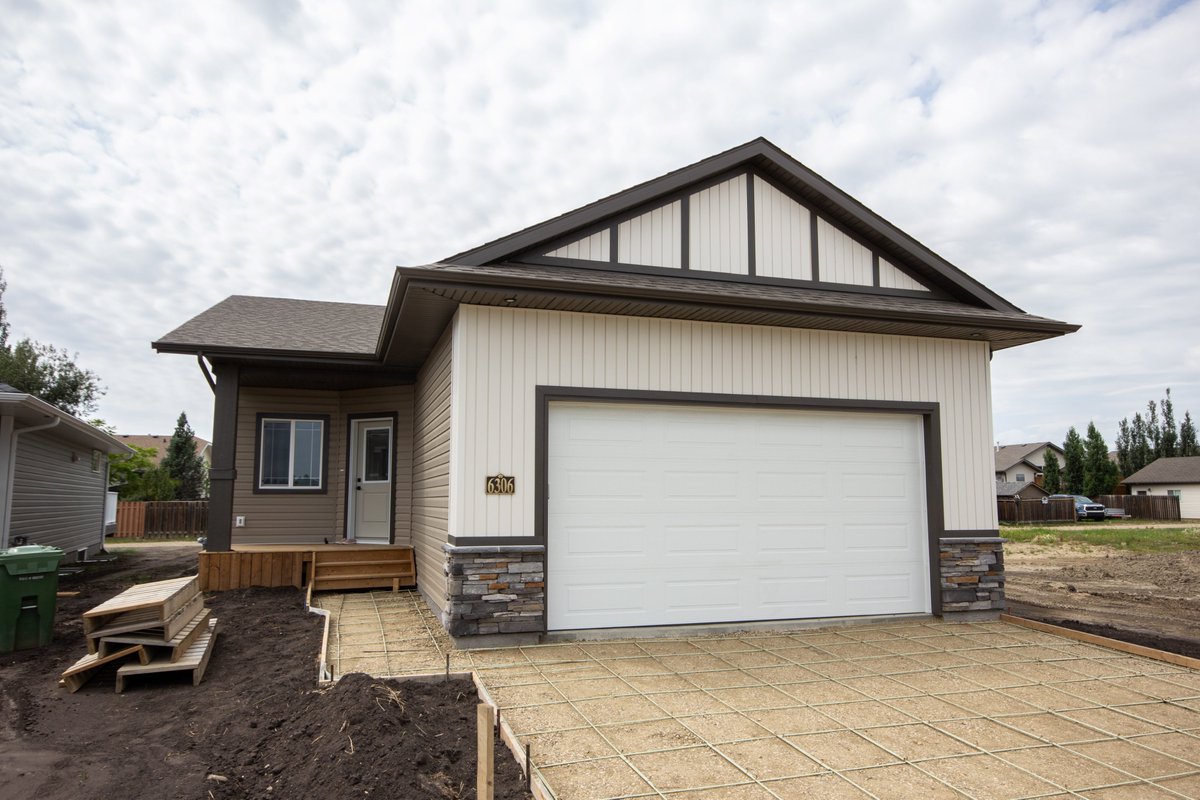 laebonhomes's tweet image. #moveinmonday | Do you know somebody who should live in this fully finished bungalow in #Ponoka ?

3 Bdrms + main floor office • Offered at $499,900 • More photos &amp;amp; floorplan 👉 laebon.com/6306-58-street…