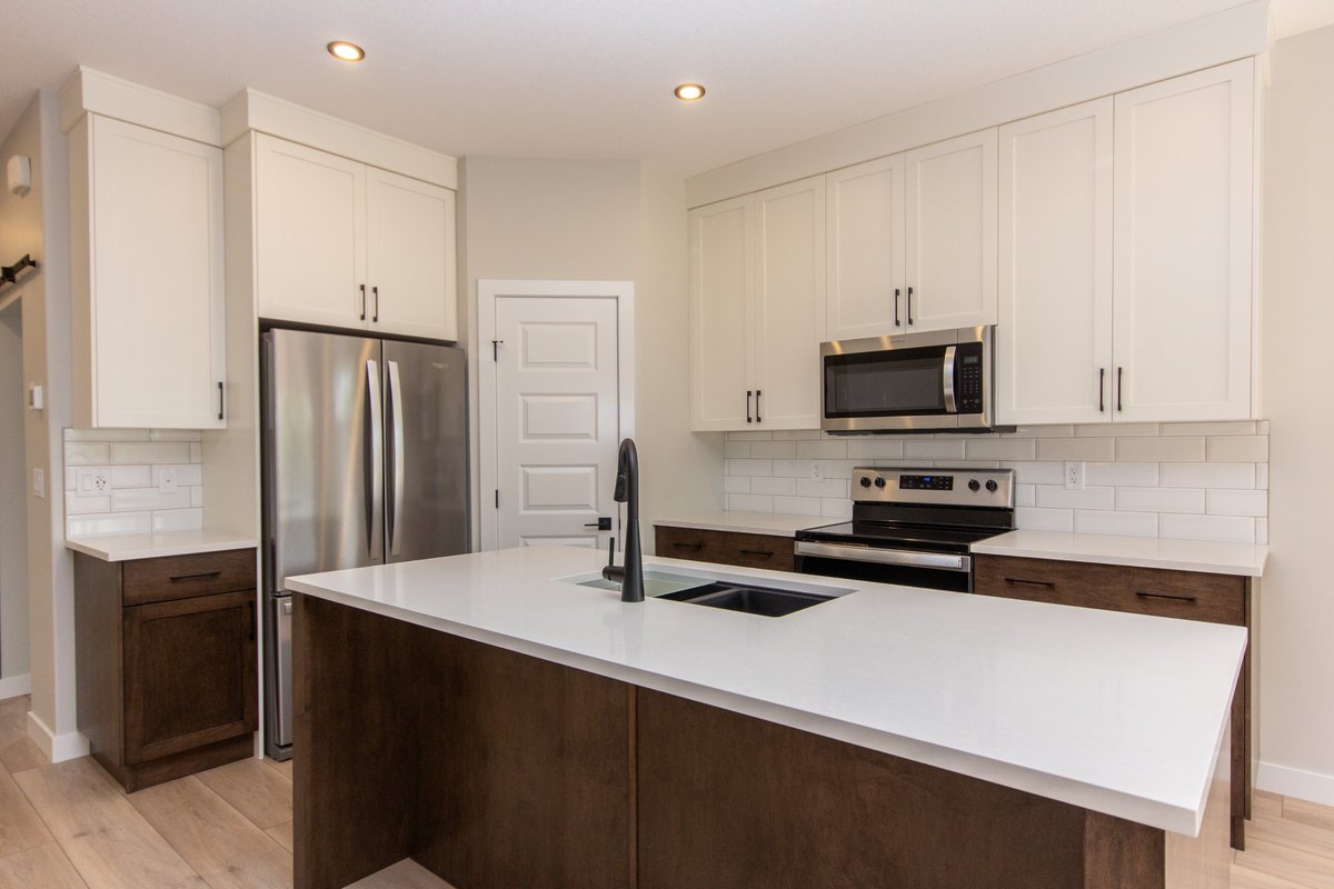 laebonhomes's tweet image. #moveinmonday | Do you know somebody who should live in this fully finished bungalow in #Ponoka ?

3 Bdrms + main floor office • Offered at $499,900 • More photos &amp;amp; floorplan 👉 laebon.com/6306-58-street…