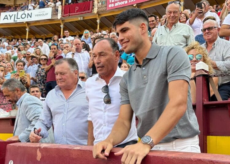 ftorodelidia's tweet photo. 🏆🎾 ¡¡UN CAMPEÓN EN LOS TOROS!!🏆🎾

El tenista @carlosalcaraz, actual número dos del mundo y el mejor deportista español del momento, se encuentra hoy presenciando la corrida de toros en Murcia junto al torero Pepín Liria y al entrenador Jos�� Antonio Camacho.

#TodosALosToros

📸 @mundotorocom