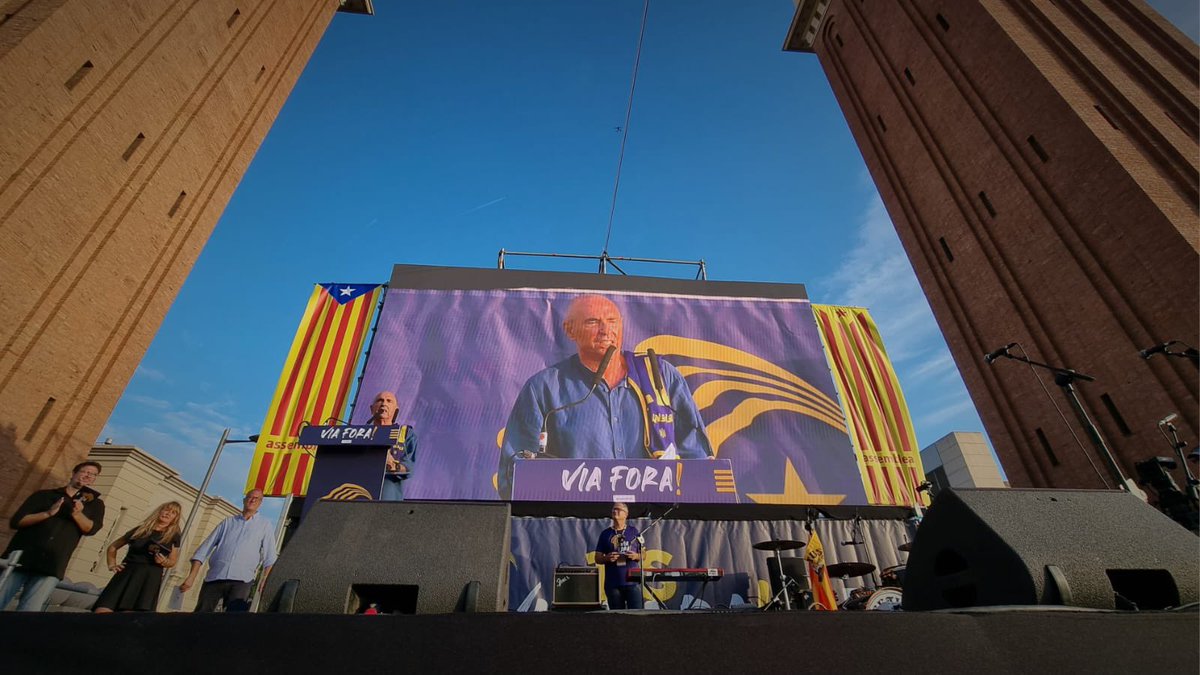 🔴El conseller <a href="/lluis_llach/">Lluís Llach</a>, a la manifestació #ViaFora:

🗣"Cridem a una confrontació amb l'estat persistent i polièdrica. Des del carrer, les entitats coordinades, els partits i les institucions".

🗣"Els que aspiren a governar-nos: només si així ho feu, així us correspondrem."