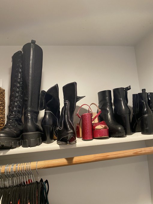 I think I need more black boots. I definitely don&rsquo;t have too many 🤷🏻&zwj;♀️ https://t.co/G6Xq5x61BV