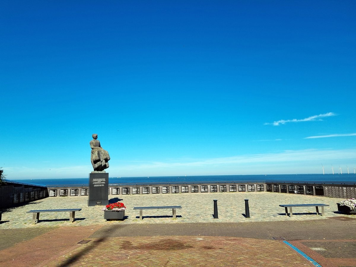 oppadmetdave's tweet photo. Vorige week liep ik ook op #Urk, een dorp dat tot 1939 een eiland in de Zuiderzee was. Tegenwoordig is het een dorp binnen de door drooglegging ontstane provincie Flevoland.Het typische karakter van Urk is bewaard  gebleven.  alle foto's: https://t.co/Bb7ZeEYZIN #aandewandel https://t.co/xcgQXvzJgT
