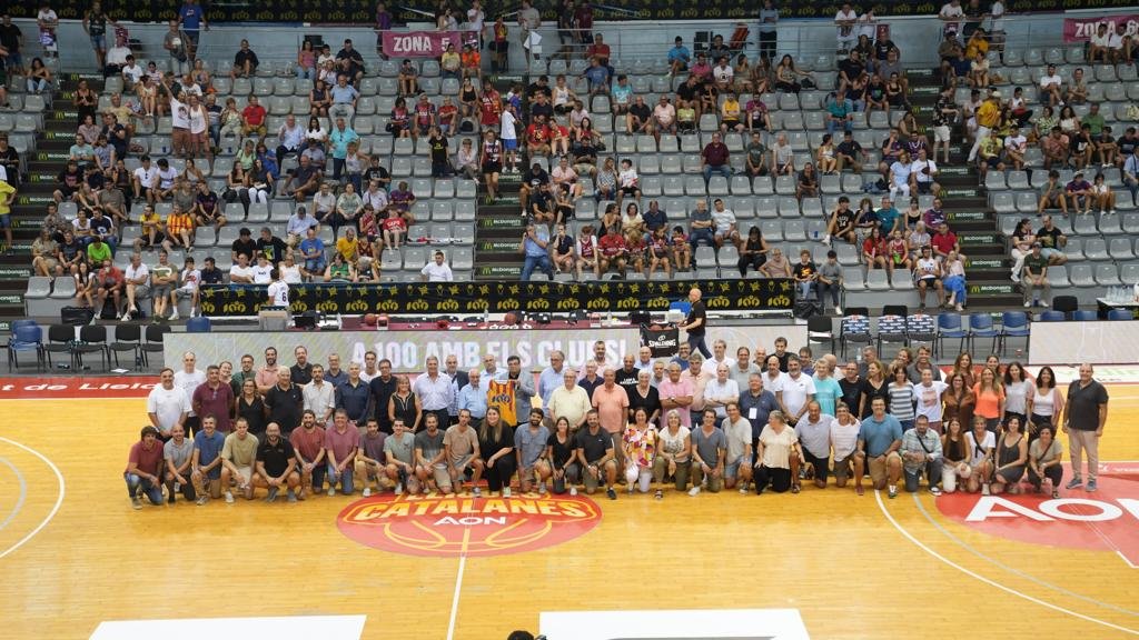 #LligaCAT🏀 / Les seleccionadores i els seleccionadors que han estat al capdavant de diferents seleccions catalanes de formació i absolutes de l'FCBQ, homenatjats durant el descans de la 1a semifinal de la Lliga Catalana AON 2023 ACB a #Lleida.

📸 M.A. Chazo / FCBQ