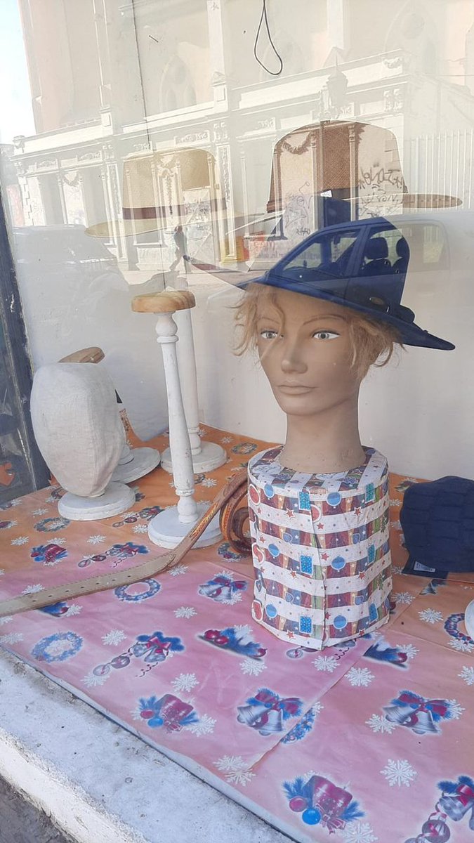 📩 Hola, me llamo María José. Me gustan tus videos mostrando Valparaíso. Me gustaría pedirte un favor. Hay una tienda de confección de sombreros hechos 100% a mano por una abuelito. Yo no lo conozco, pero me gustaría que fuese visible porque su tienda es  humilde.