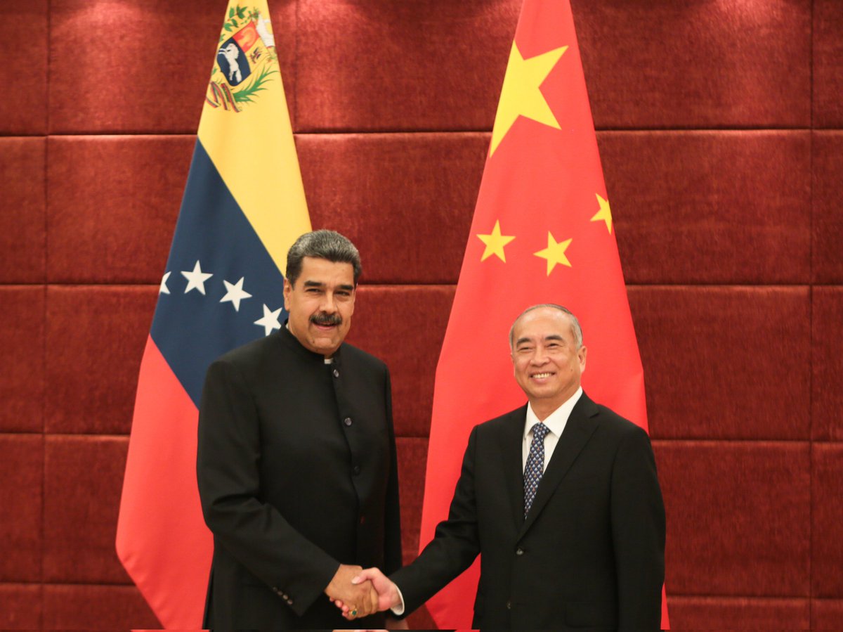 NicolasMaduro's tweet photo. Nos reunimos con Lin Wu, Secretario del Comité Provincial del PCCh de Shandong. Conocimos la experiencia de desarrollo de este hermano pueblo que sumaremos de forma complementaria al proyecto venezolano de expansión de las fuerzas productivas. Elevaremos a un nivel superior la alianza estratégica entre China y Venezuela, más concretamente entre esta hermosa ciudad y los estados Anzoátegui y Monagas.