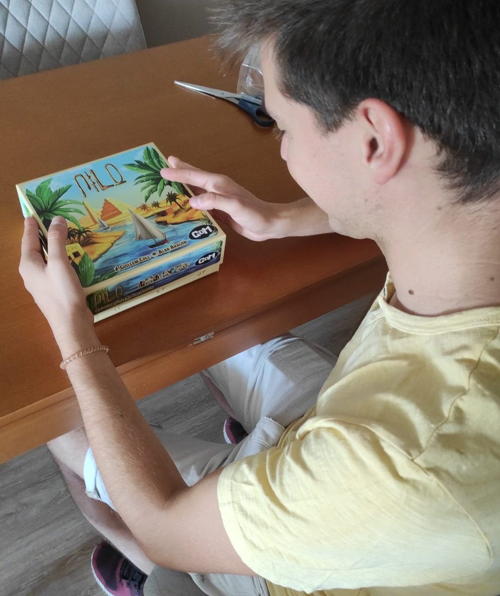 Guillem17Coll's tweet photo. La il·lusió d'obrir el teu joc per primera vegada...
Molt content i agraït amb la magnífica feina feta per @Guerrademitos i @AlbaAragonArt .
NILO, ben aviat! 🐊🌊 #Essen23 https://t.co/wSicLdtTYa