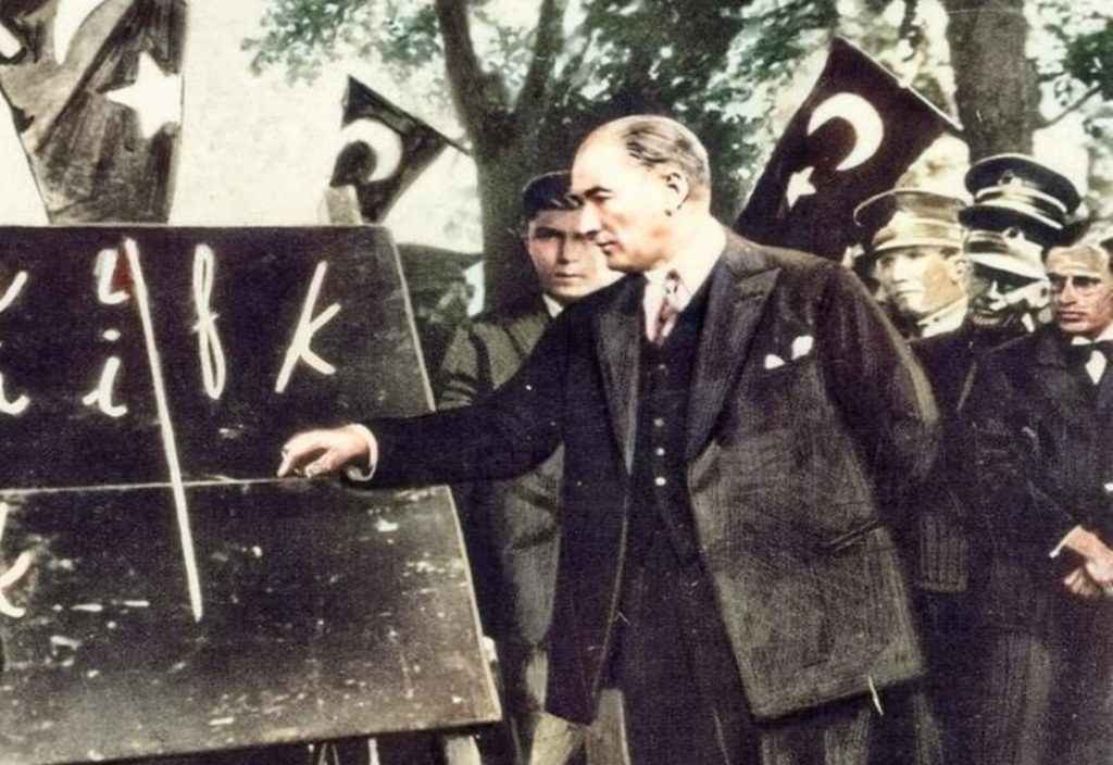 Bu ülkenin 1 tane ezeli ve ebedi başöğretmeni vardır ve onun adı da #BaşöğretmenATATÜRK'tür... Diploması olmayan BOŞ ÖĞRETMENLERE karnımız toktur!