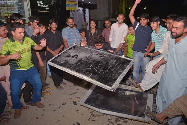_potatochilli's tweet photo. Scenes in Pakistan after today's IND vs pak match https://t.co/HrTK1PVc7j
