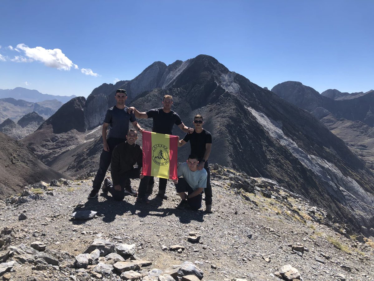 EjercitoAire's tweet photo. Alumnos de la #ETESDA fomentan el compañerismo y el deporte coronando el pico Tebarray (2.916 m), en los Pirineos ⛰️ 

#SomosElAire https://t.co/oCE0qXjMDc