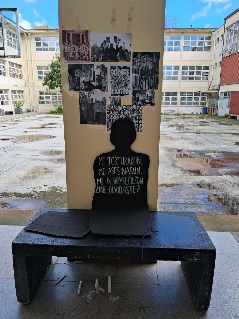 rsumen's tweet photo. 📱Secundarias del Liceo de Niñas de Concepción realizaron una conmemoración de los #50AnosdelGolpedeEstado #11Septiembre https://t.co/jM0Nyd5pfa