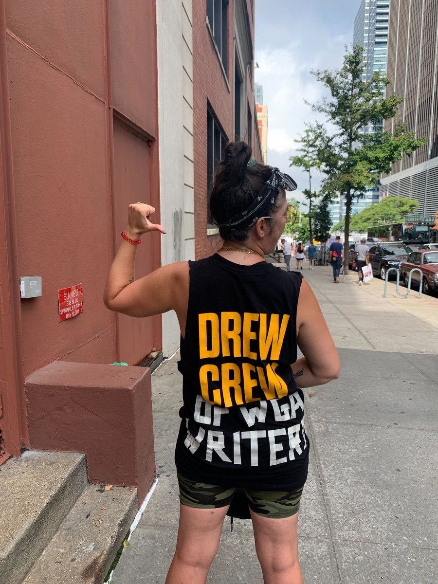 #TheDrewBarrymoreShow writers Liz Koe and Chelsea White picket outside the series' studio in New York for the #WritersStrike thr.cm/jNndhNH