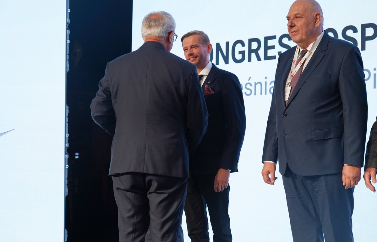 LegnickaSSE's tweet photo. Prezes #LSSE, Przemysław Bożek otrzymał dziś w Pile podczas Kongresu Gospodarczego 5 lat Polskiej Strefy Inwestycji Odznakę Honorową 🎖 za Zasługi dla Rozwoju Gospodarki Rzeczypospolitej Polskiej 🇵🇱. Odznaczenie nadane przez @waldemar_buda wręczył prezesowi LSSE @piechowiakPL. https://t.co/tTdtiUZw9N