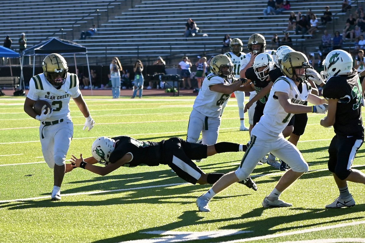 cincop35's tweet photo. Breaking tackles and making plays💪🏽 #Cinco 3️⃣ @@MatthewSteinfe2 @CSUPFootball @BHSUFB @FB_KnoxCollege @wyo_football @UNC_BearsFB @CSCFootball @CSCwildcatsFB @Harding_FB @FLCFootball @CoachCutshaw @CoachBHopkins @Cobber_Football @TheRightCats @MUCrusadersFB @MountaineerFB https://t.co/ABypIoyPyr