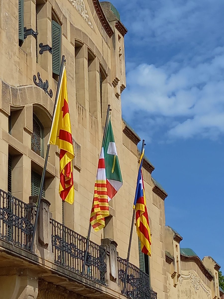 EsquerraImagina's tweet photo. Els compromisos són per complir-los i això es fruit de l'acord de govern. L'estelada al balcó i l'ofrena en el monolit de 11 setembre. #ViscaCatalunyaLliure https://t.co/0pNi7graxh