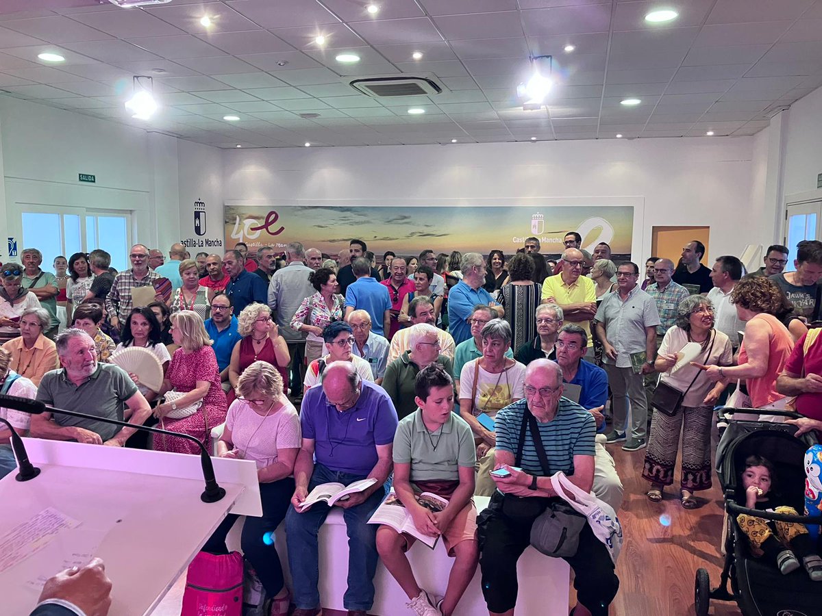 standjccmAB's tweet photo. El @gobjccm  presenta el libro “Cuándo canta la garlocha” reconociendo la contribución de José Fajardo, doctor en Ciencia e Ingeniería Agraria a la investigación ecológica en Castilla-La Mancha. #FeriaAlbacete2023 https://t.co/P0JEybfeL2