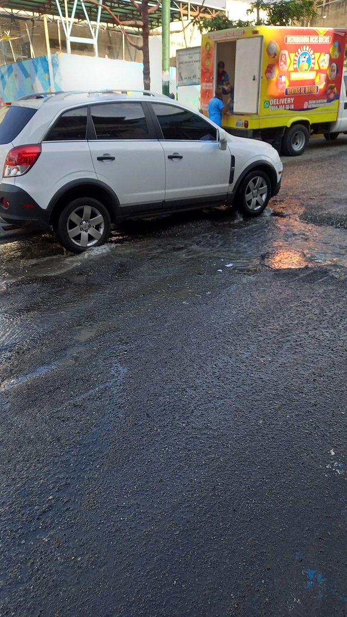Petare_whatsapp's tweet photo. #Reportes: Continuamos recordandole a @HidroCapital2 que desde hace 10 días hay un bote de #Aguas entre #Baloa y la #PlazaElCristo de #Petare esto literalmente daño toda la capa asfáltica de esta calle y sigue dañandose todo https://t.co/qMAfvKWwEB