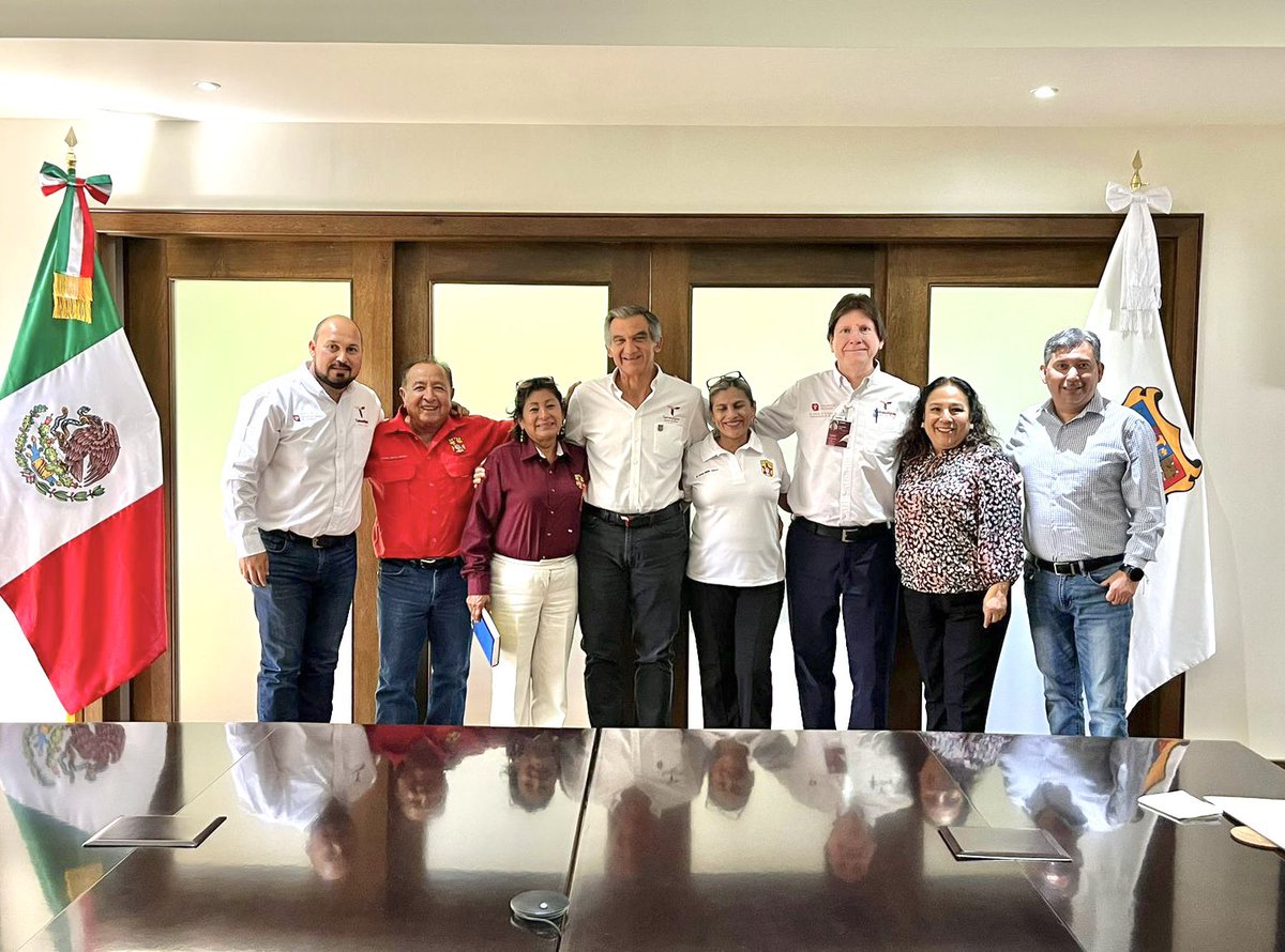 Este día recibí en Casa de Gobierno al dirigente de los trabajadores de Salud, Adolfo Sierra quien nos expuso un pliego de peticiones, y que resolvimos satisfactoriamente.
Entre los temas abordamos destacan prestaciones y equipamiento médico que beneficiará a todo el sector