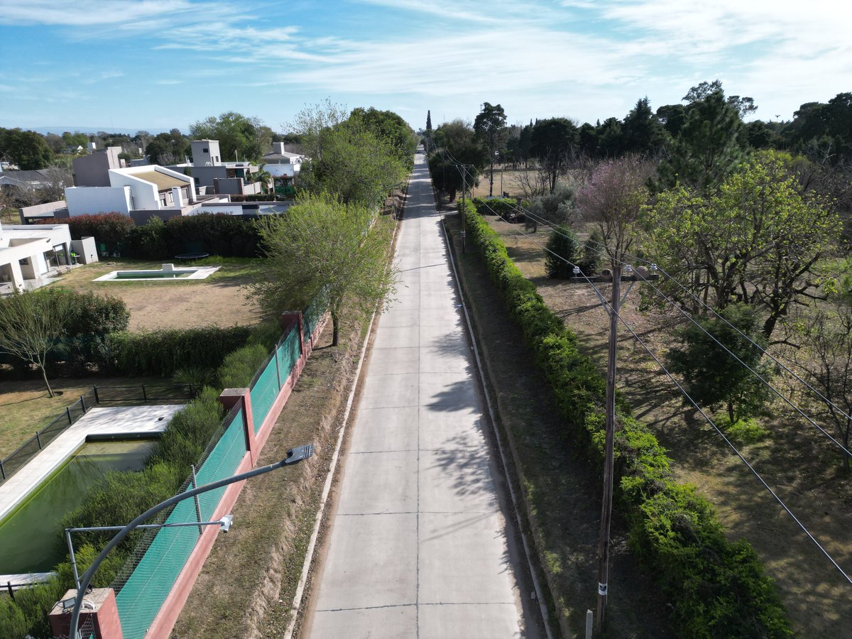 MuniCba's tweet image. 👷👏 Continúan las obras de pavimentación en la #ZonaSur de la ciudad, mejorando la conectividad y circulación de sus calles, principalmente las que concentran gran flujo de tránsito. Seis nuevas arterias se suman a las obras de #pavimentación.

#CórdobaCapital #CadaDíaMejor