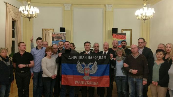 Gegen_die_AfD's tweet photo. @FoiaResearch @KreuzAcht Am 2.(2017) Februar trat er auf einer AfD-Veranstaltung in Gotha auf, zusammen mit dem AfD-Abgeordneten Robby Schlund, wo die beiden eine Noworossija-Fahne hochhielten.Über die Veranstaltung wurde auch auf Konstantin Malofeevs Think Tank Katehon berichtet.#AfD #NoAfD #byebyeAfD https://t.co/9gVeXbuNdk